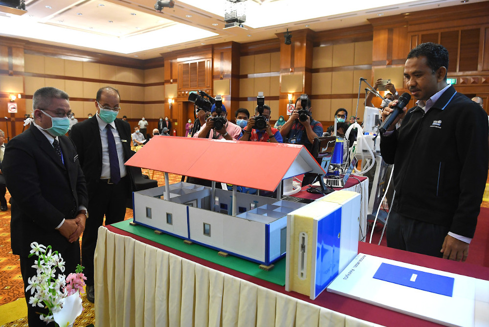Health Minister Datuk Seri Dr Adham Baba (left) and FEMS & SP Edgenta Mediserve Sdn Bhd unit chief Mazlan Yusof (right) view the Field Hybrid ICU for Covid-19 patients in Putrajaya April 13, 2020. u00e2u20acu201d Bernama pic