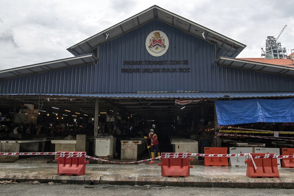The market along Jalan Raja Bot near Chow Kit will be closed from tomorrow until 13 May for sanitation while the MOH conducts a screening of all workers. u00e2u20acu2022 Bernama  pic