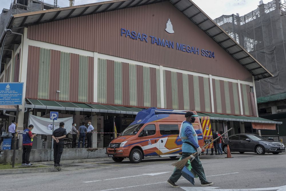 Petaling Jaya City Council officers cordon off the Taman Megah market from the public as workers disinfect the premises April 27, 2020. — Picture by Shafwan Zaidon
