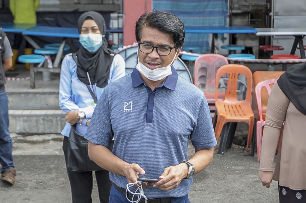 Petaling district officer Johary Anuar speaks to reporters in front of the Jalan Othman wet market in Petaling Jaya April 27, 2020. — Picture by Shafwan Zaidon