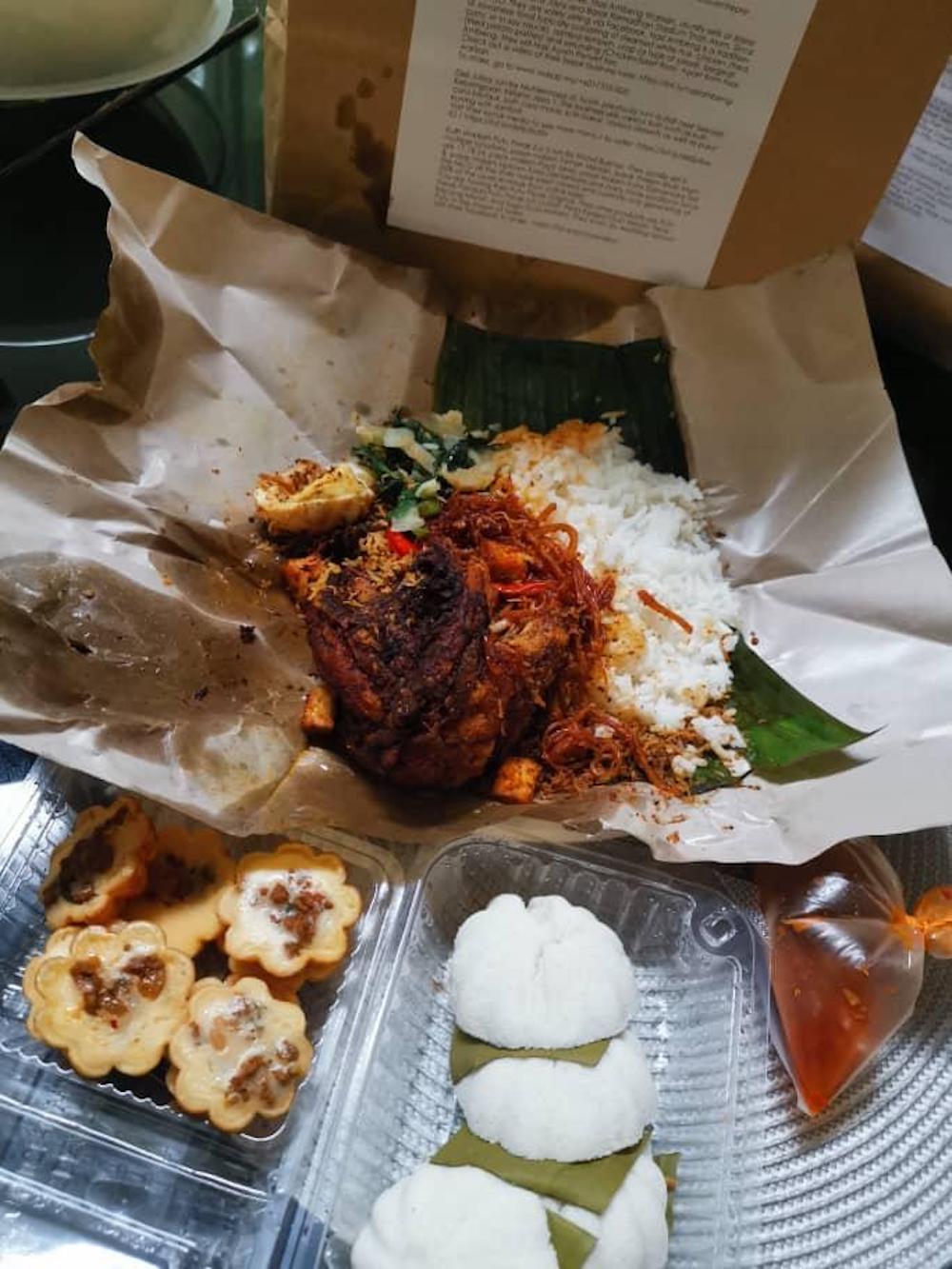 Each Pasar Malam Box contains food selected from different hawkers like this one with ‘kuih cara berlauk’ and ’putu’ Perak. — Picture courtesy of eFM