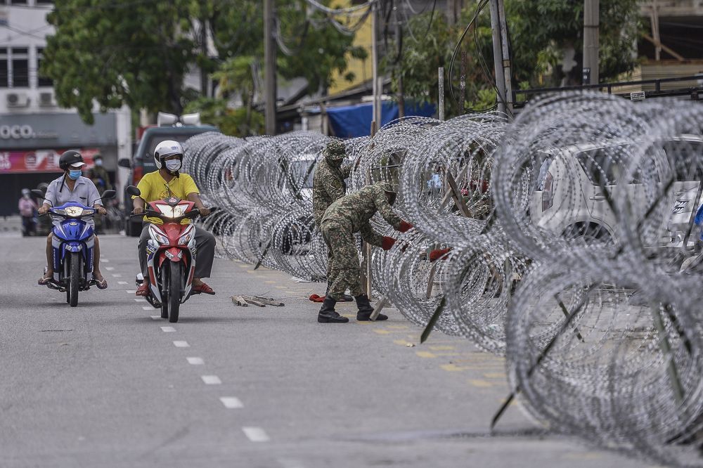 Armed Forces personnel erect barbed wire fencing in Selayang Baru amid the enhanced movement control order April 26, 2020. u00e2u20acu2022 Picture by Mera Zulyana