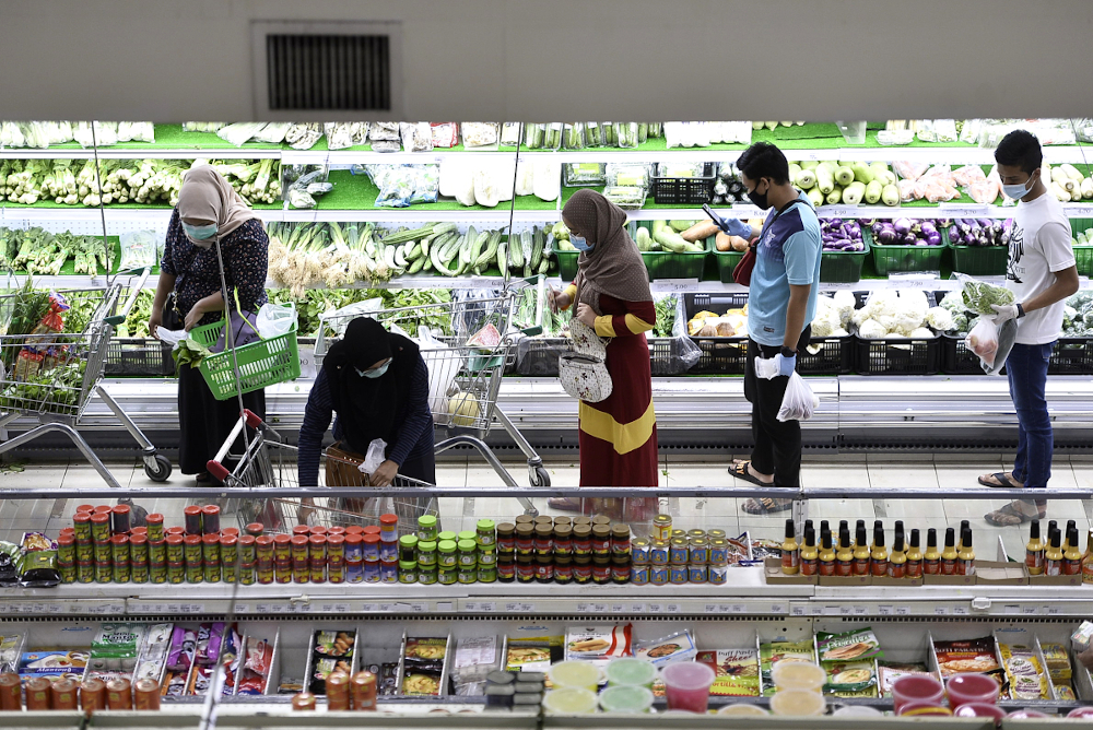 Shoppers getting groceries at OTK hypermarket in Puchong on April 1, 2020. u00e2u20acu201d Picture by Miera Zulyana