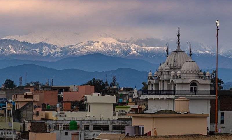 The scenic view of the Himalayan mountain ranges captured by residents staying nearby. u00e2u20acu201d Picture via Twitter/Parasrishi