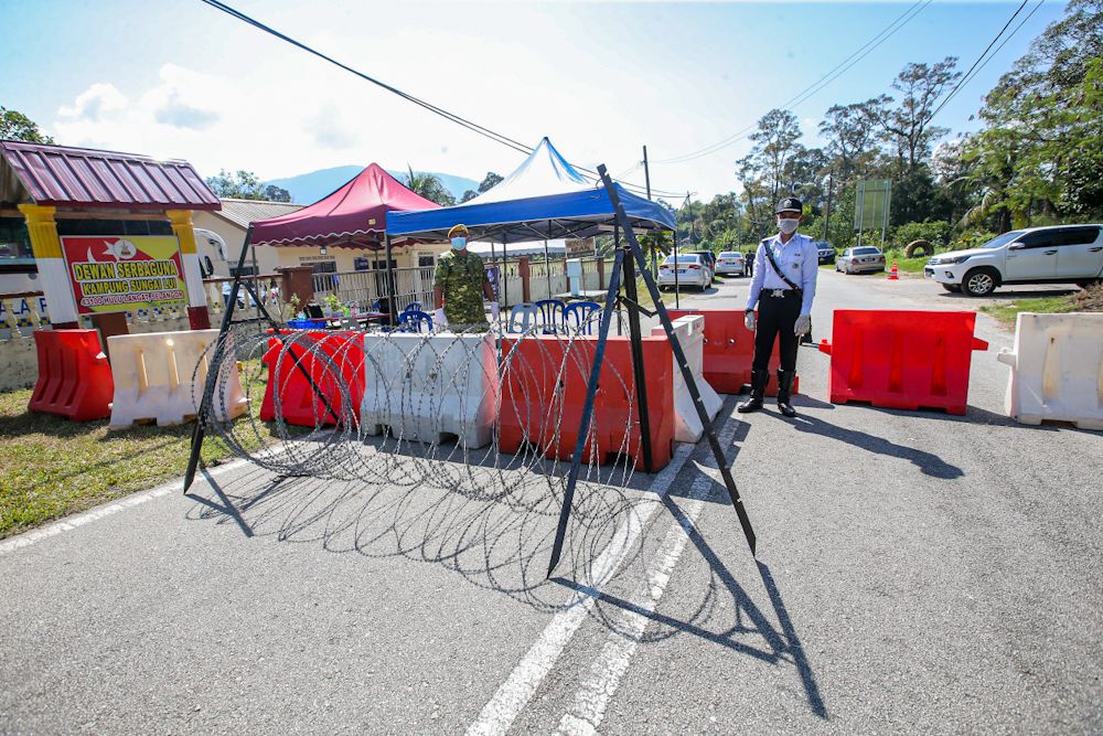 Traffic police and RELA personnel man a roadblock in Sungai Lui, Hulu Langat on April 1, 2020. u00e2u20acu201d Picture by Hari Anggara