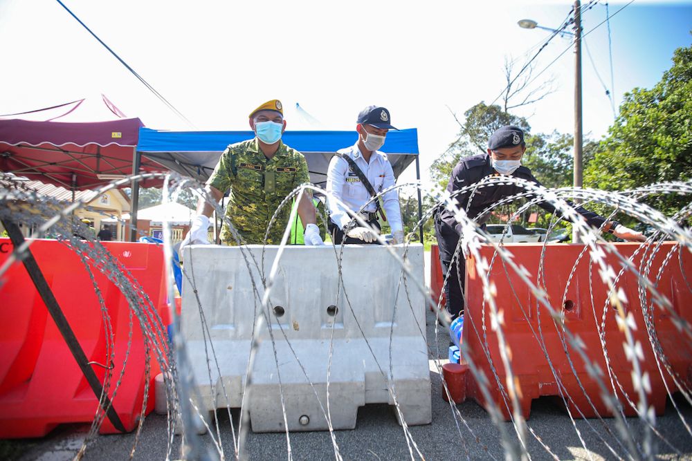 Police and RELA personnel man a roadblock in Sungai Lui, Hulu Langat on April 1, 2020. u00e2u20acu201d Picture by Hari Anggara