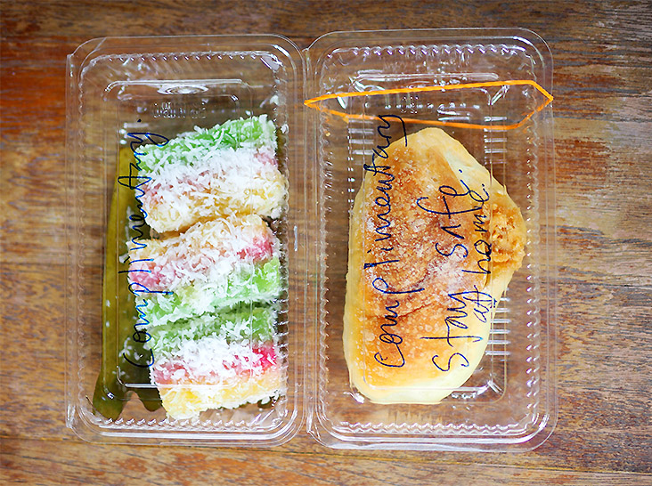 A lovely touch was the complimentary ‘kuih sago kelapa parut‘ and peanut butter bun.