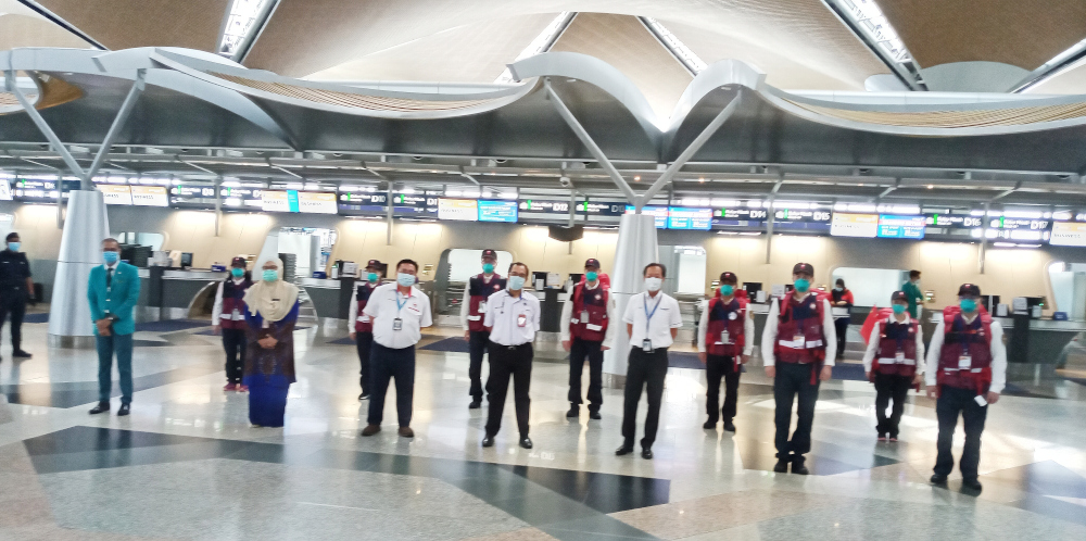 Delegates from China and the Health Ministry pose with Malaysia Airlines Group Chief Executive Officer Izham Ismail and MABKargo Chief Executive Officer Ibrahim Mohamed Salleh while practicing social distancing. u00e2u20acu201d Picture courtesy of Malaysia Airlines