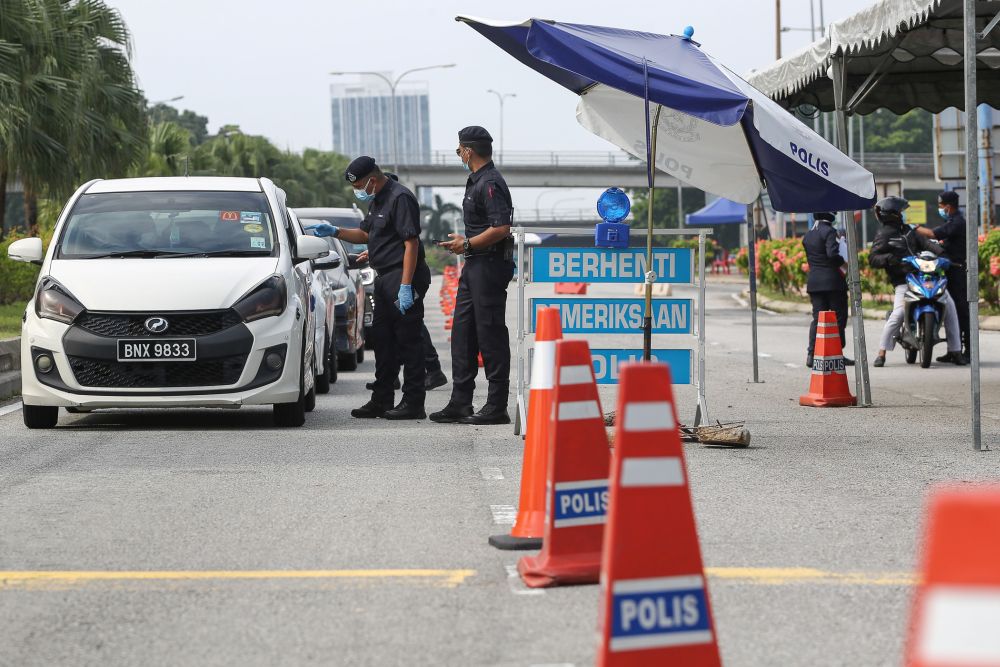 Police personnel conduct checks on vehicles during a roadblock in Section 7, Shah Alam April 15, 2020. u00e2u20acu201d Picture by Yusof Mat Isa