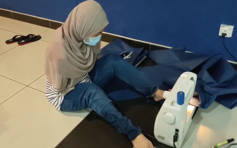 Norfarrah has been volunteering in Kolej Komuniti Teluk Intanu00e2u20acu2122s corporate social responsibility programme to sew gear for medical staff. u00e2u20acu201d Facebook screengrab