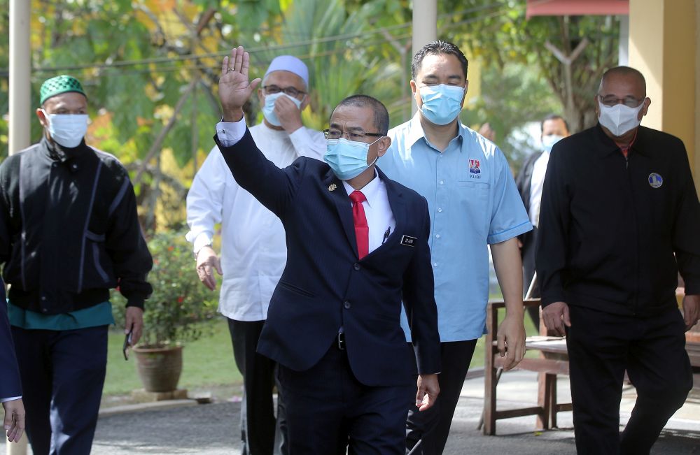 Deputy Health Minister I Datuk Dr Noor Azmi Ghazali waves at reporters as he arrives at the Magistrateu00e2u20acu2122s Court in Gerik April 28, 2020. u00e2u20acu201d Picture by Farhan Najib