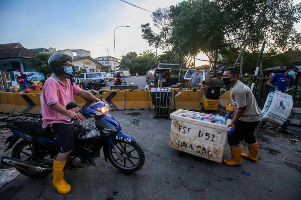 Pasar Borong Harian Selayang market traders were told to cease operations earlier today. — Picture by Hari Anggara