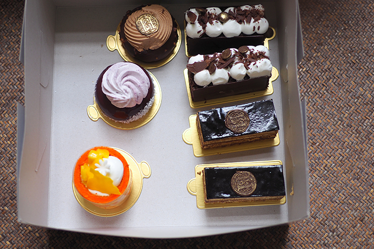 Cakes are delivered in a box and kept in place during the journey with a little glue at the bottom