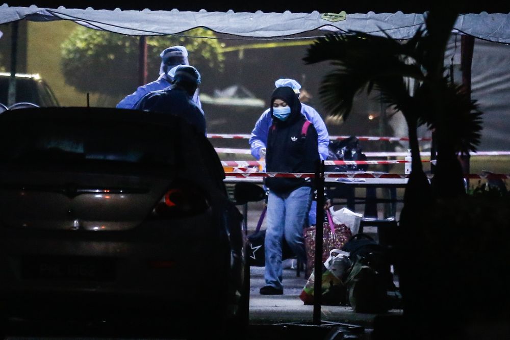University students undergo medical check-up upon their arrival at the Northern Seberang Perai Land and District Office, Bukit Mertajam April 28, 2020. — Picture by Sayuti Zainudin