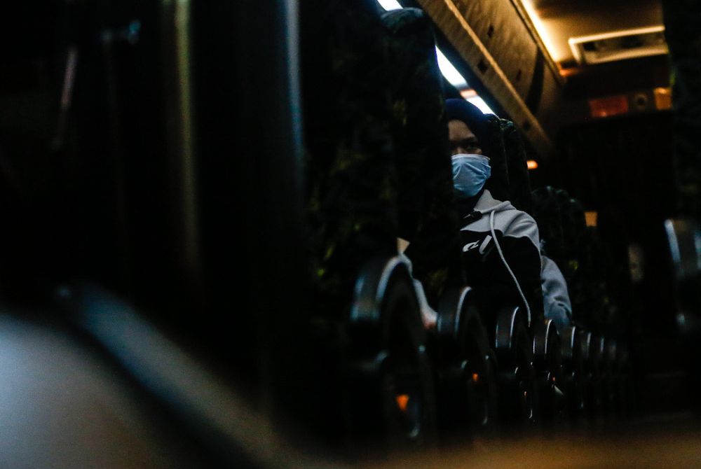 The first batch of university students arrive at the Northern Seberang Perai Land and District Office, Bukit Mertajam on a bus April 28, 2020. u00e2u20acu201d Picture by Sayuti Zainudin