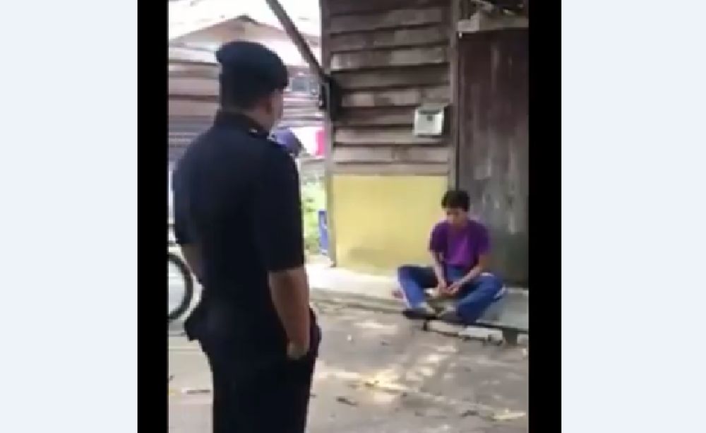 Inspector Mohd Ropiza Hassan took time to personally speak to the youngster. u00e2u20acu201d Screenshot courtesy of Facebook/ Polis Diraja Malaysia