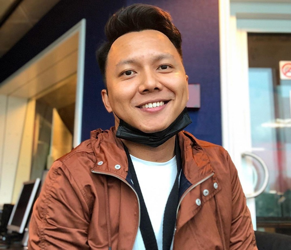 Radio announcer, Radin Amir Affendy is thankful to all who supported his shoe auction last night. u00e2u20acu2022 Picture via Instagram/radin_era