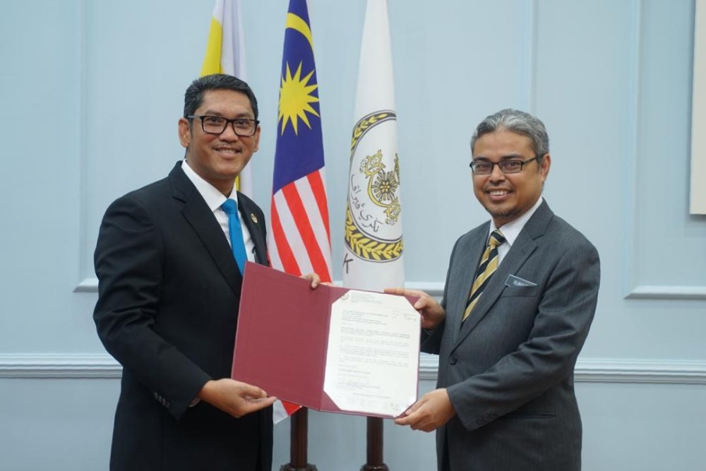Perak MB Datuk Seri Ahmad Faizal Azumu presents the appointment letter to Datuk Ruzaimi Baharin, who has been appointed as the new Ipoh Mayor at the State Secretariat Building in Ipoh. u00e2u20acu2022 Picture courtesy of Perak Mentri Besar office