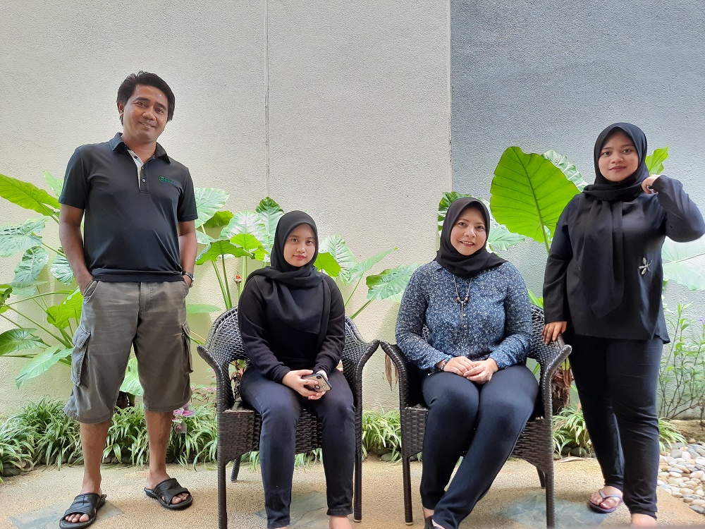 Saha at home with his wife Sulastri and two daughters. ― Picture courtesy of ParGolf Magazine