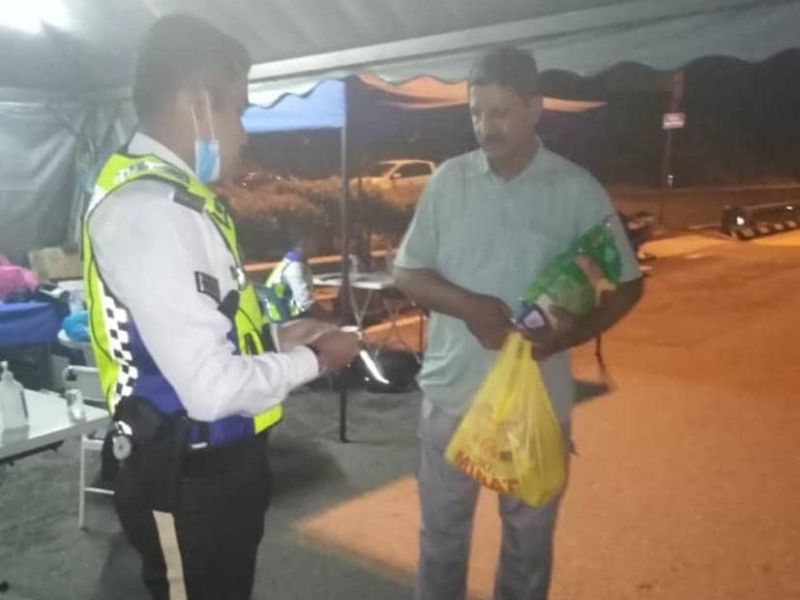 Corporal Syazwan passing essential groceries to the Pakistani man who is desperate to feed his family at home. u00e2u20acu201d Picture courtesy of Muhammad Syazwan Ahmad Saifudinnn