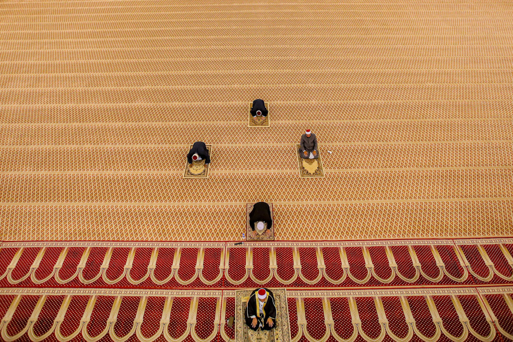 The National Mosqueu00e2u20acu2122s invited Islamic scholar, Ustaz Ahmad Mujahid Salleh Sani (right) officiated the tarawih prayer with four National Mosque staff April 23, 2020. u00e2u20acu201d Picture by Hari Anggara