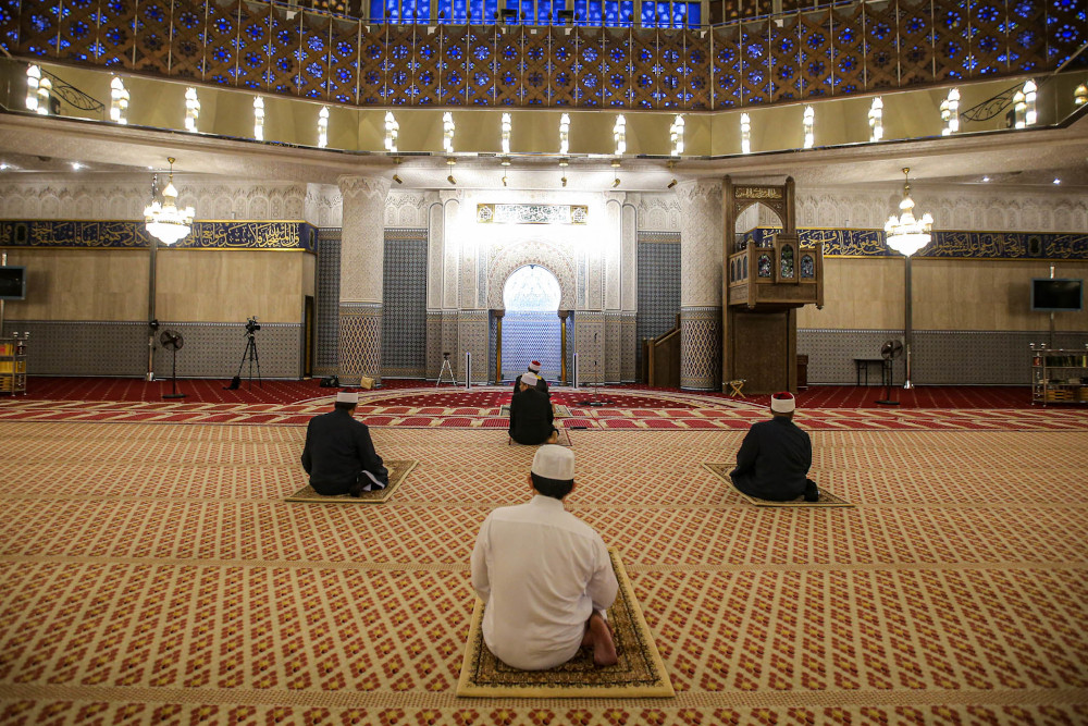 The National Mosqueu00e2u20acu2122s invited Islamic scholar, Ustaz Ahmad Mujahid Salleh Sani (right) officiated the tarawih prayer with four National Mosque staff April 23, 2020. u00e2u20acu201d Picture by Hari Anggara