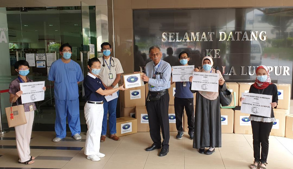 Tzu Chi volunteers handing over medical supplies to HKL director Datuk Dr Heric Corray. u00e2u20acu201d Picture courtesy of Tzu Chi Foundation Malaysia