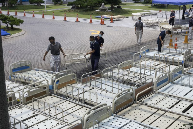 30 hospital beds were picked up from KL Tzu-Chi Jing Si Hall by a truck sent by the hospital. u00e2u20acu201d Picture courtesy of Tzu Chi Foundation. 