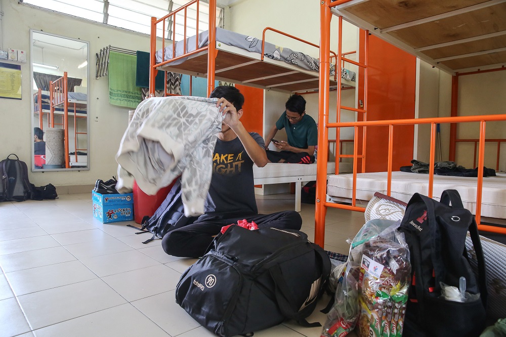 UiTM students packing their belongings at their residential college at Kolej Perindu in Shah Alam April 25, 2020. u00e2u20acu2022 Picture by Yusof Mat Isa