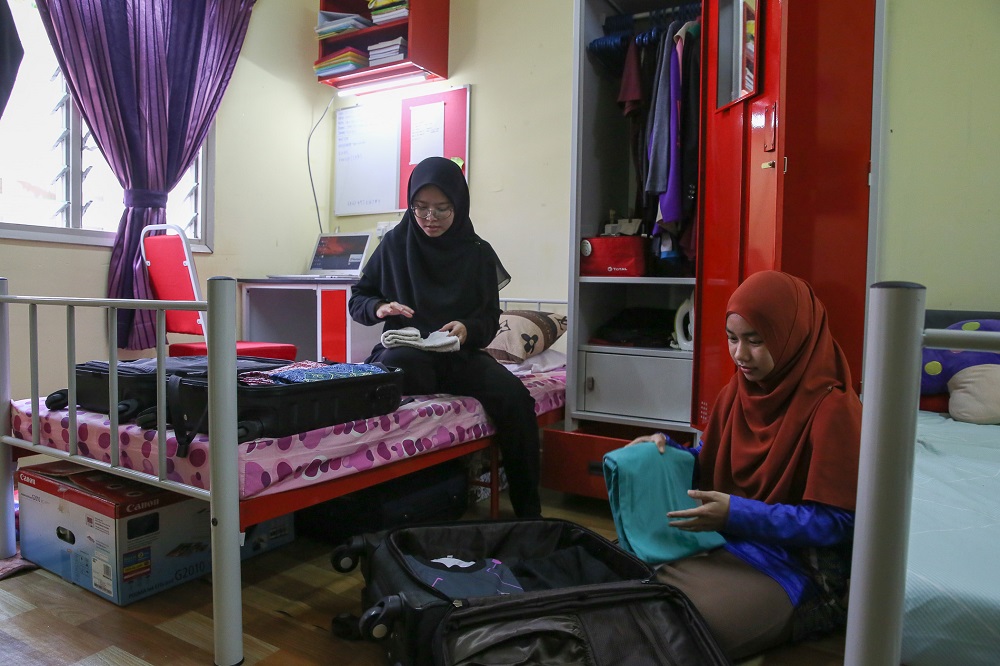 UiTM students packing their belongings at their residential college at Kolej Perindu in Shah Alam April 25, 2020. u00e2u20acu2022 Picture by Yusof Mat Isa