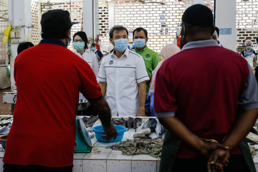 Penang mayor Datuk Yew Tung Seang during a walkabout at the Rifle Range Market in Air Itam April 14, 2020. u00e2u20acu201d Picture by Sayuti Zainudin