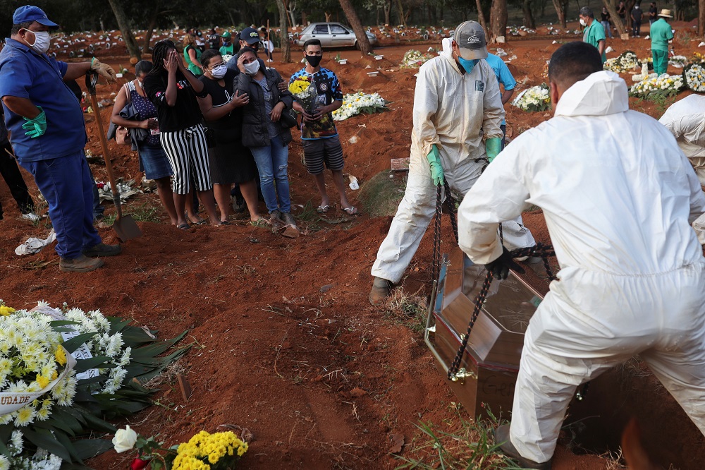 Relatives react during the burial of Geraldo Magalhaes, who died from the coronavirus disease, at Vila Formosa cemetery in Sao Paulo May 22, 2020. u00e2u20acu201d Reuters pic