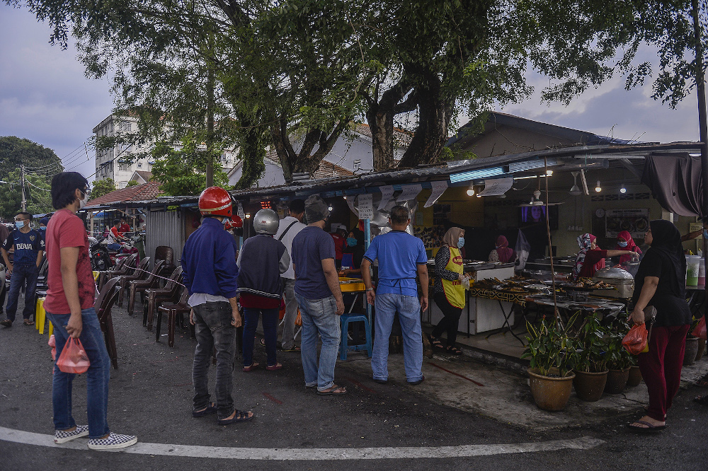 People buying food for iftar during Ramadan in Padang Jawa, Shah Alam May 7, 2020. — Picture by Miera Zulyana