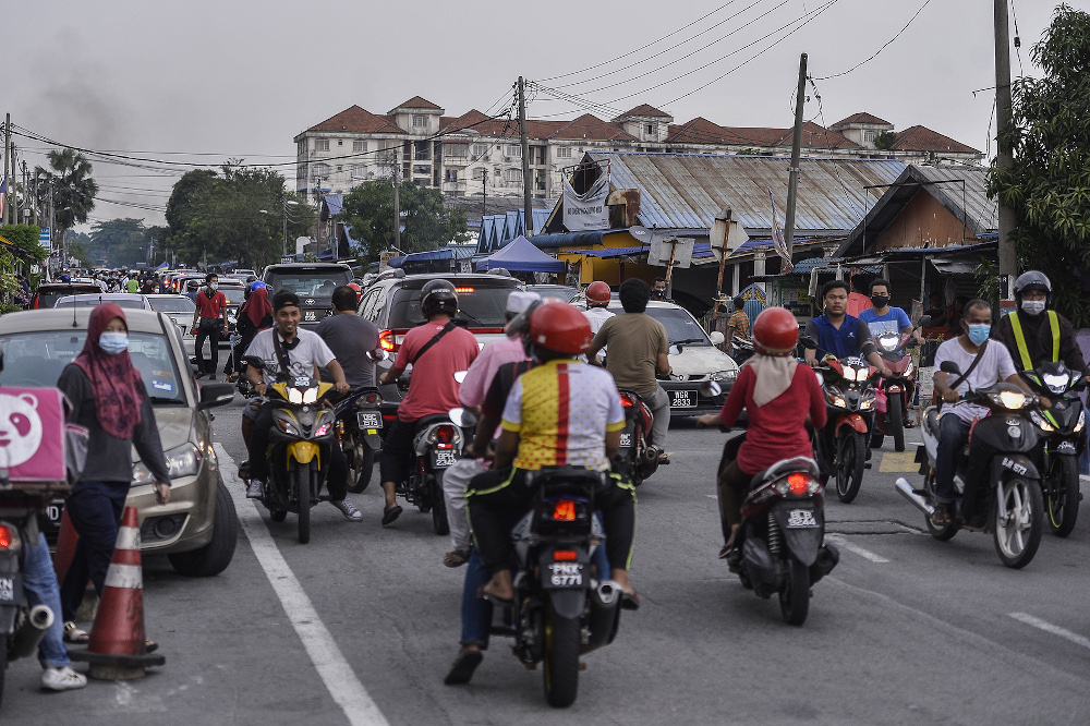 Road traffic during the Ramadan bazaar in Padang Jawa, Shah Alam May 7, 2020. — Picture by Miera Zulyana