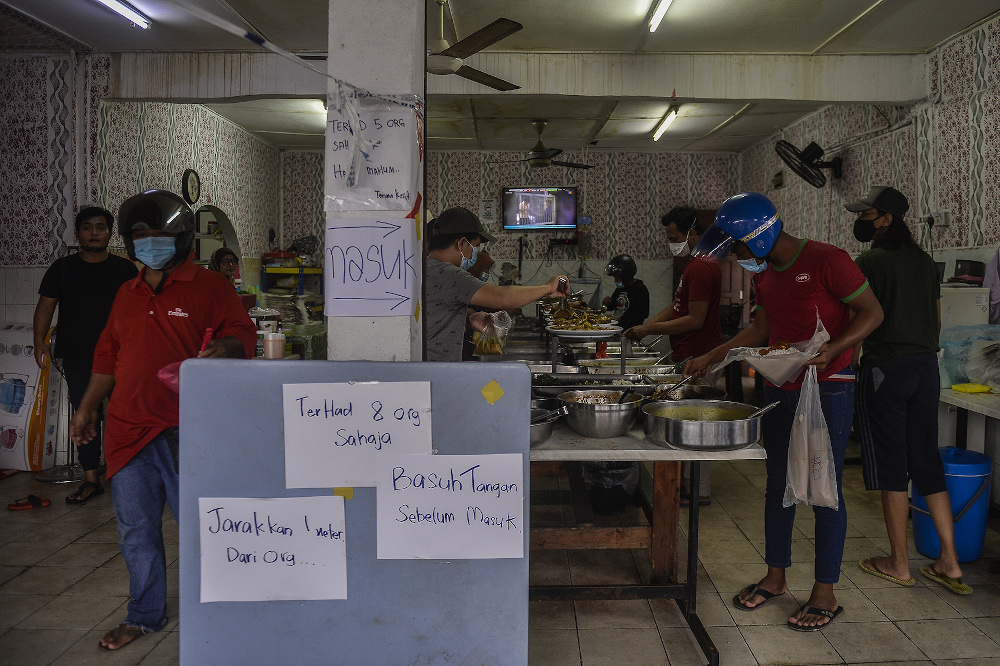 People buying food for iftar during Ramadan in Padang Jawa, Shah Alam May 7, 2020. — Picture by Miera Zulyana