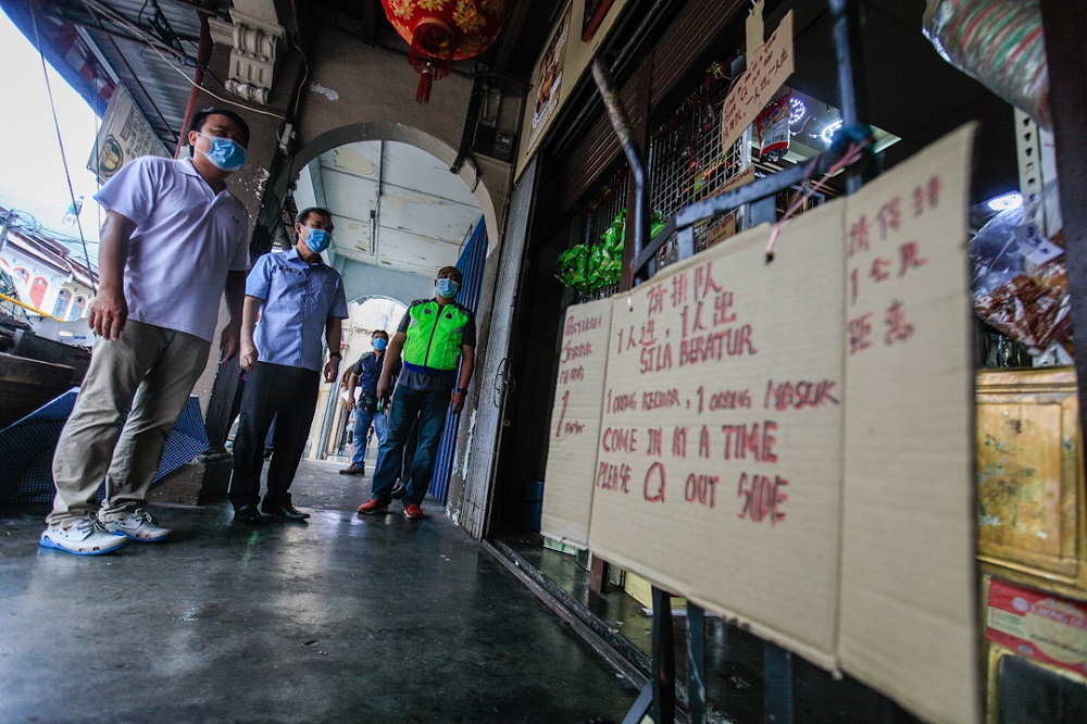 Penang Island Municiple Council Mayor Datuk Yew Tung Seang (centre) and Air Itam Assemblymen Joseph Ng (left) during a walkabout at the Air Itam Market in Penang May 7, 2020. u00e2u20acu201d Picture by Sayuti Zainudin