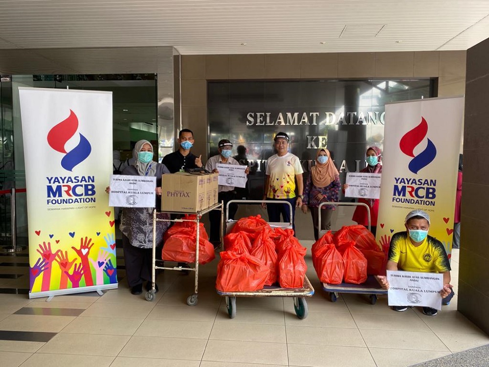 Jamaludin Zakaria, Trustee of Yayasan MRCB handing over the food packs to the medical frontliners at Hospital Kuala Lumpur. u00e2u20acu201d Picture courtesy of Yayasan MRCB