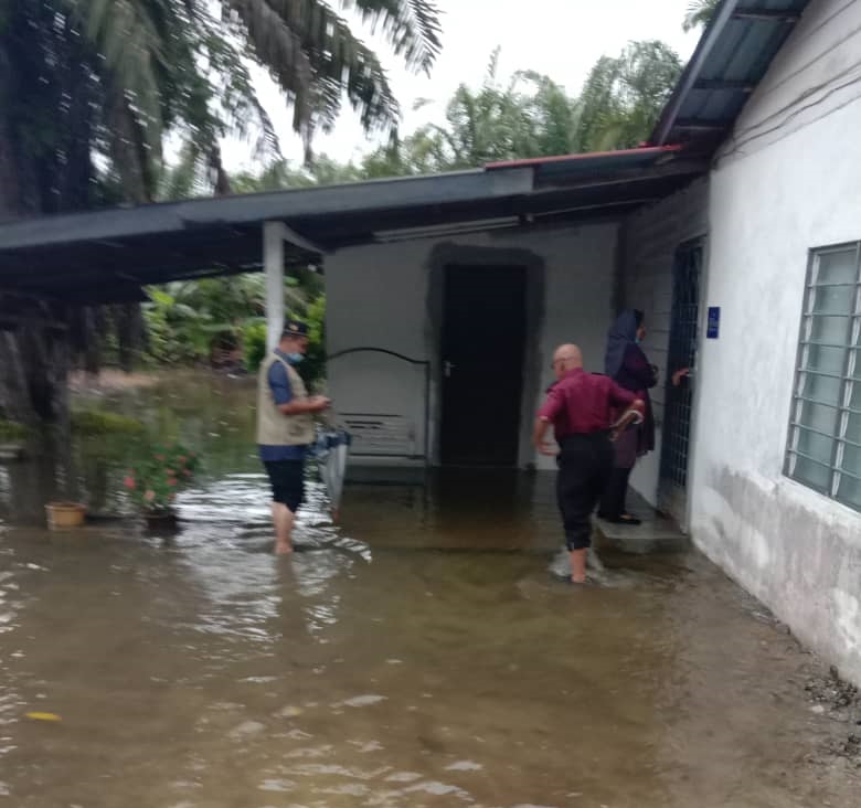 A spokesman at the Perak Fire and Rescue Department said 15 of them, involving three families in Kampar, were evacuated to the relief centre last night. u00e2u20acu201d Picture via Twitter/Kampar PAS