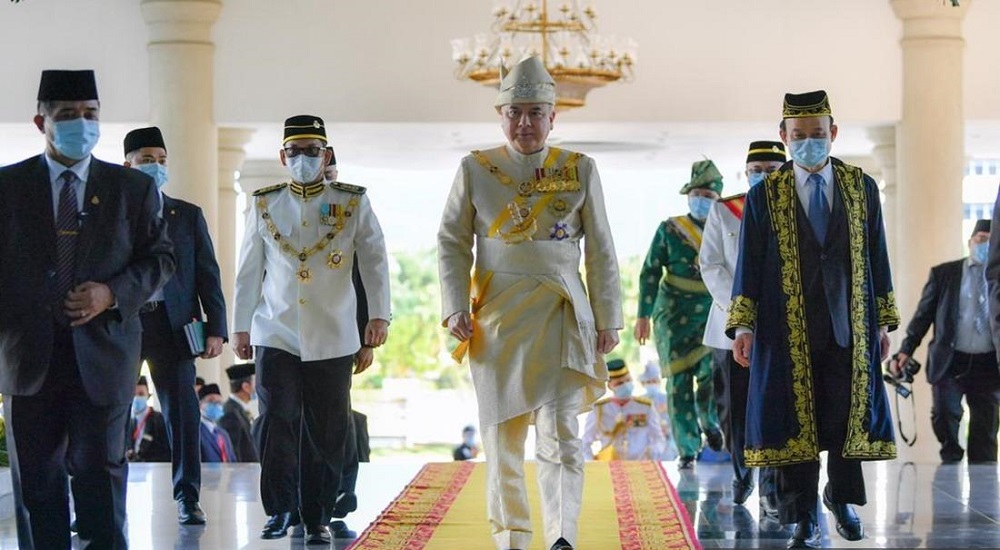 Sultan Nazrin Muizzuddin Shah urged the new excos to fulfil their responsibility with sincerity and honesty, according to the rule of law, and guided by the constitution. u00e2u20acu201d Picture via Twitter/Bernamadotcom
