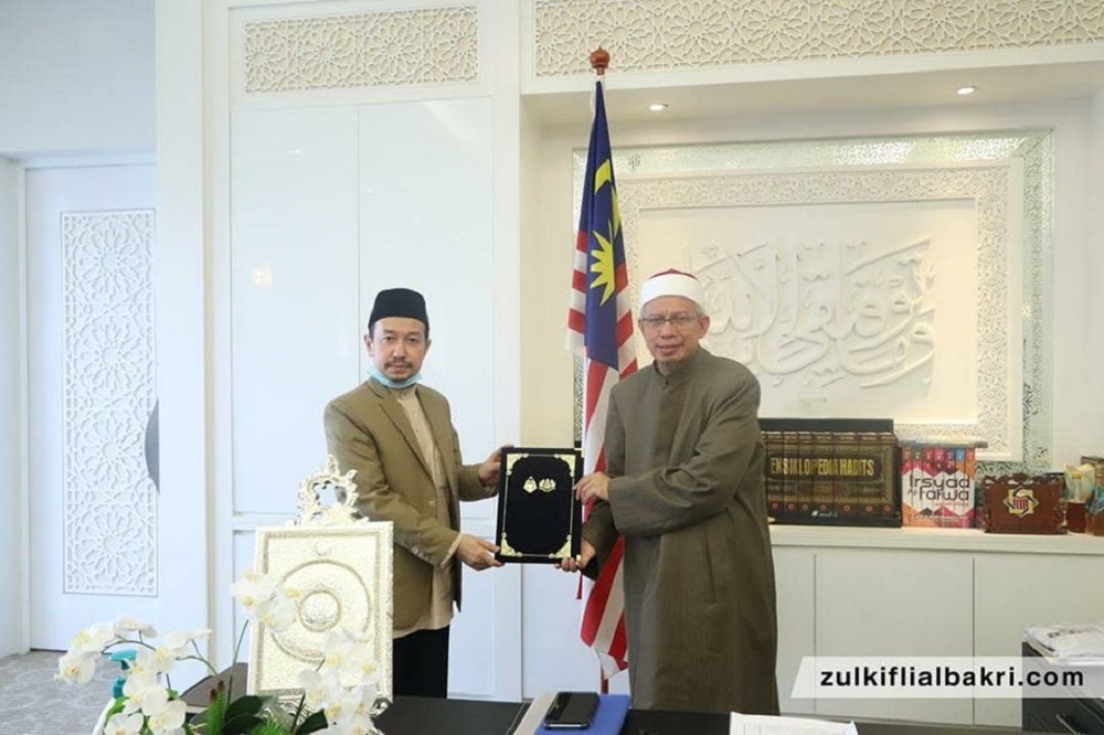 Luqman Abdullah (left) takes over from Datuk Seri Zulkifli Mohamad al-Bakri (right) as Federal Territories Mufti. u00e2u20acu201d Picture via Facebook/ Zulkifli Mohamad al-Bakri