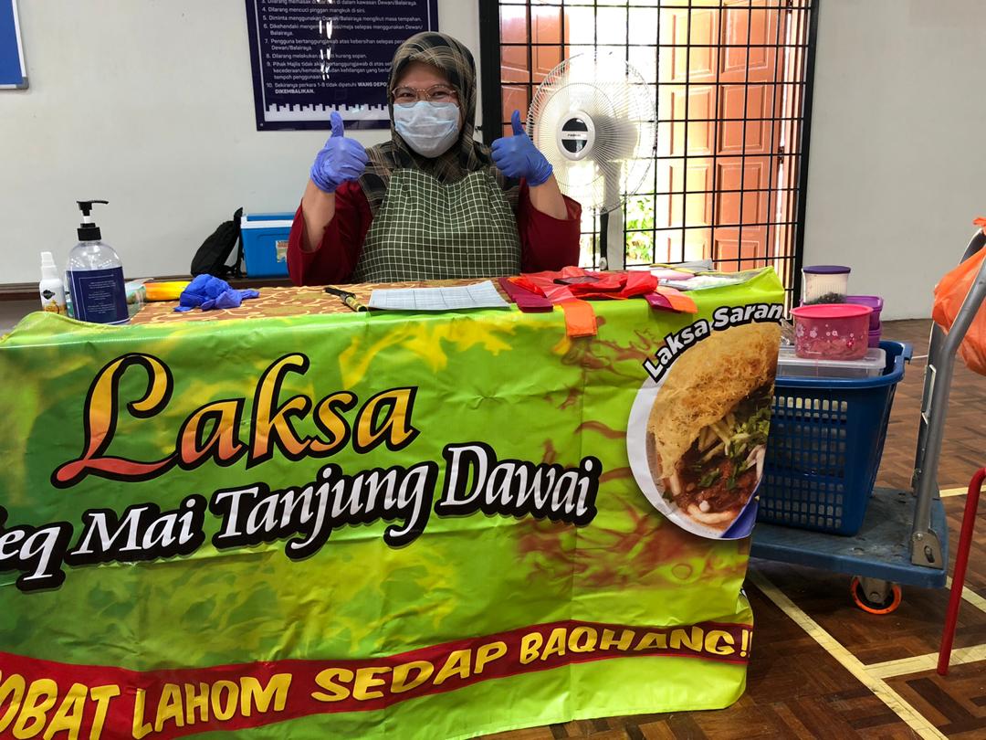 Udina Enterprise merchant Siti Katina Azmi posing at her laksa station at Grab’s central e-Kitchen in Taman Tun Dr Ismail. — Picture courtesy of Grab