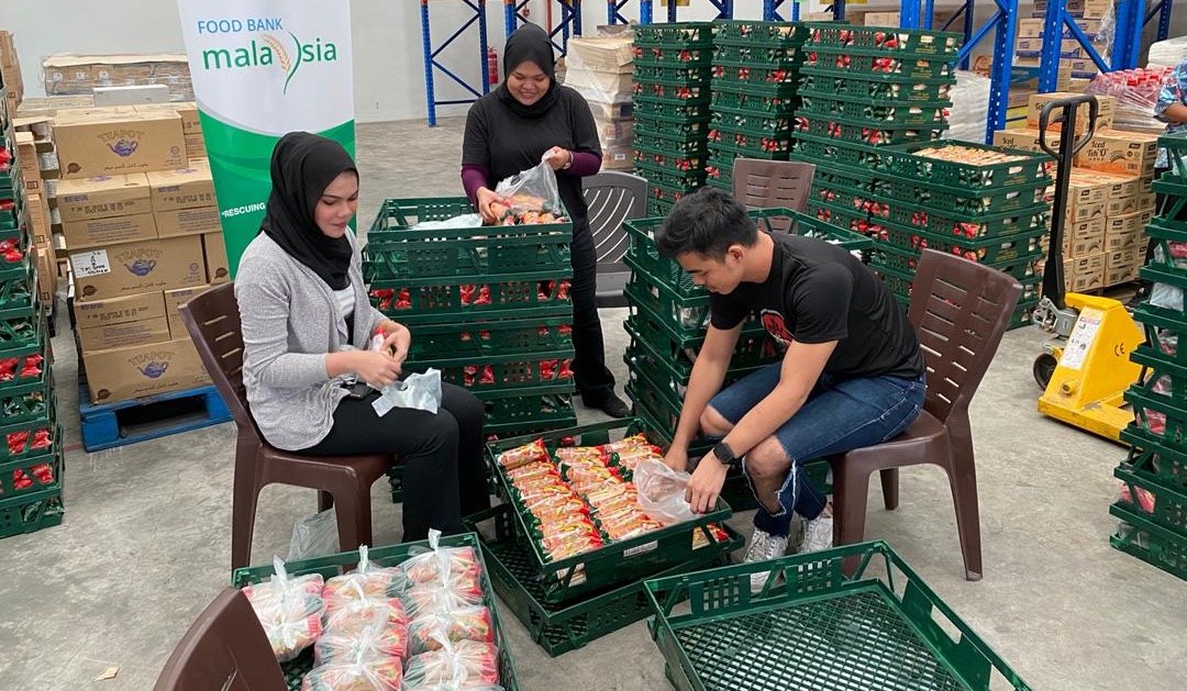 Volunteers from Food Bank Malaysia distributed the rolls to the needy. -- Picture courtesy of IE Asia Sdn Bhd.