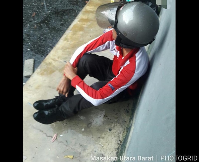 The postman who broke into tears after revealing that he would not be receiving his bonus caught the attention of many. u00e2u20acu201d Picture via Facebook/MasakanUtaraBarat nn