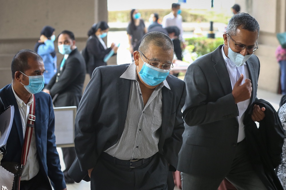 Tan Sri Isa Samad (centre) arrives at the Kuala Lumpur High Court Complex May 20, 2020. u00e2u20acu201d Picture by Yusof Mat Isa