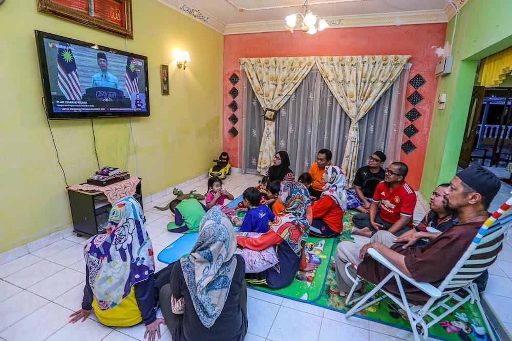 A family watching the live telecast of the Prime Minister, Tan Sri Muhyiddin Yassin, in Gombak on May 23, 2020. u00e2u20acu201d Picture by Hari Anggara