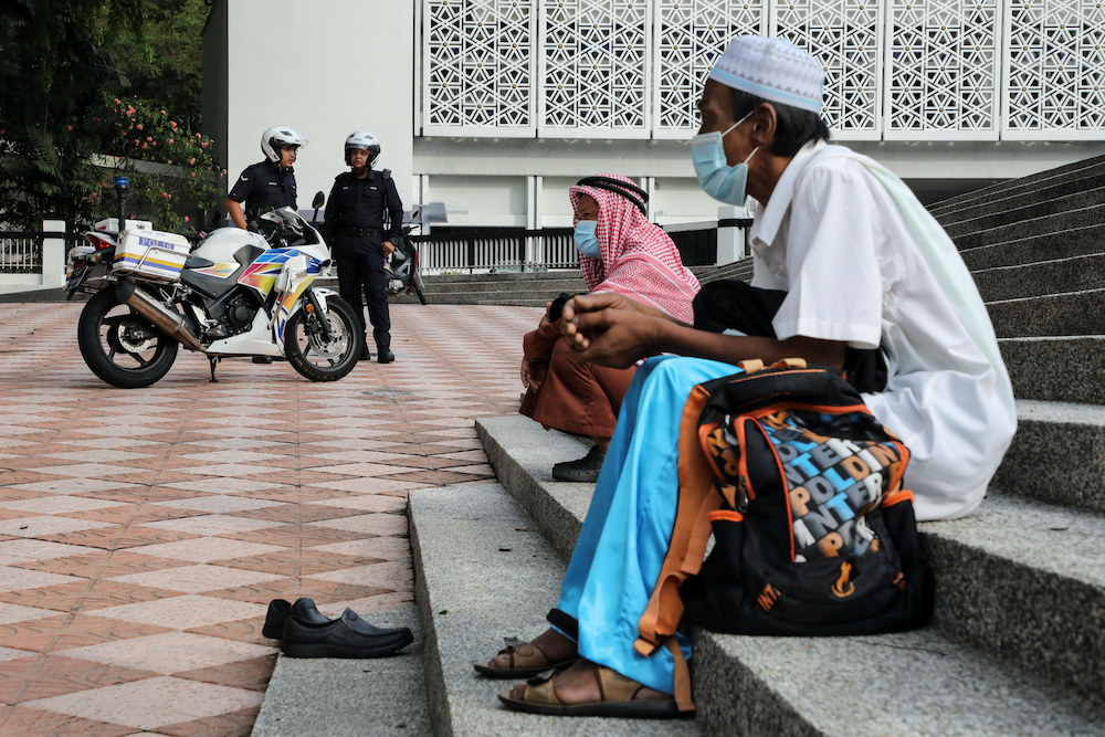 Police officers stand guard outside the closed National Mosque during Hari Raya Aidilfitri amid the coronavirus disease (Covid-19) outbreak in Kuala Lumpur May 24, 2020. u00e2u20acu201d Reuters pic