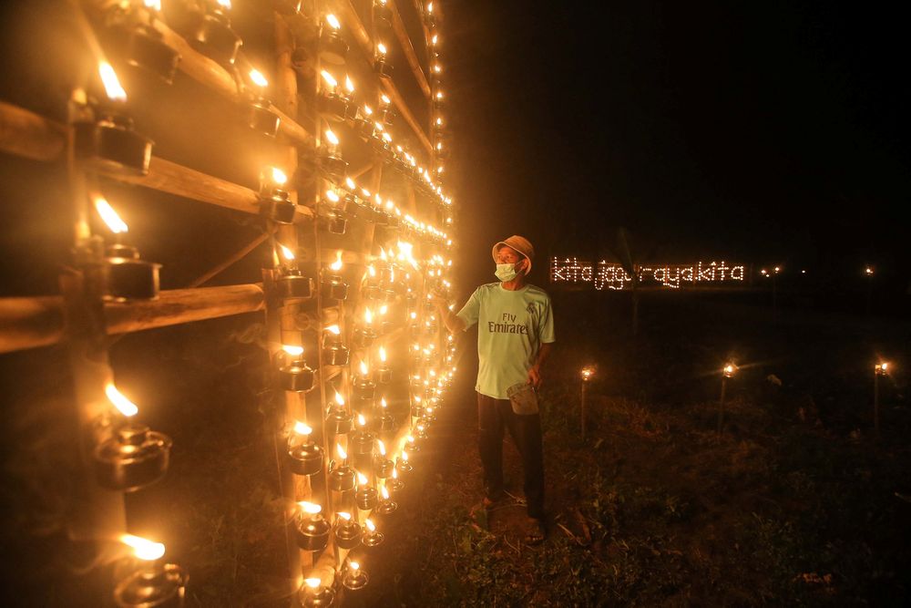Despite the last minute changes to the village tradition, the celebratory tone of the ‘pelita panjut’ decor was evident.