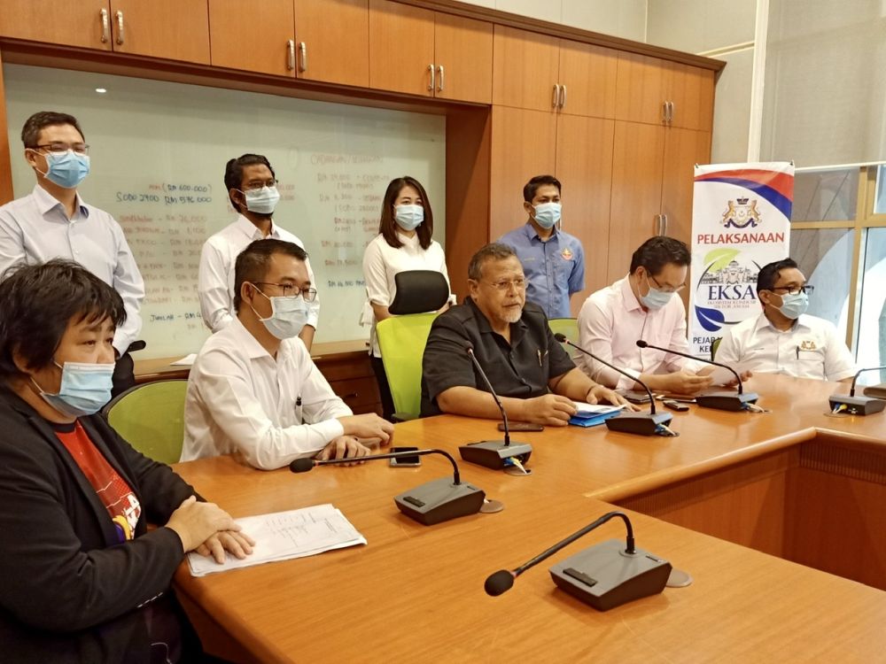 Johor Pakatan Harapan chief Aminolhuda Abdullah (centre) is confident that several Parti Pribumi Bersatu elected representatives will join the coalition. u00e2u20acu201d Picture by Ben Tan