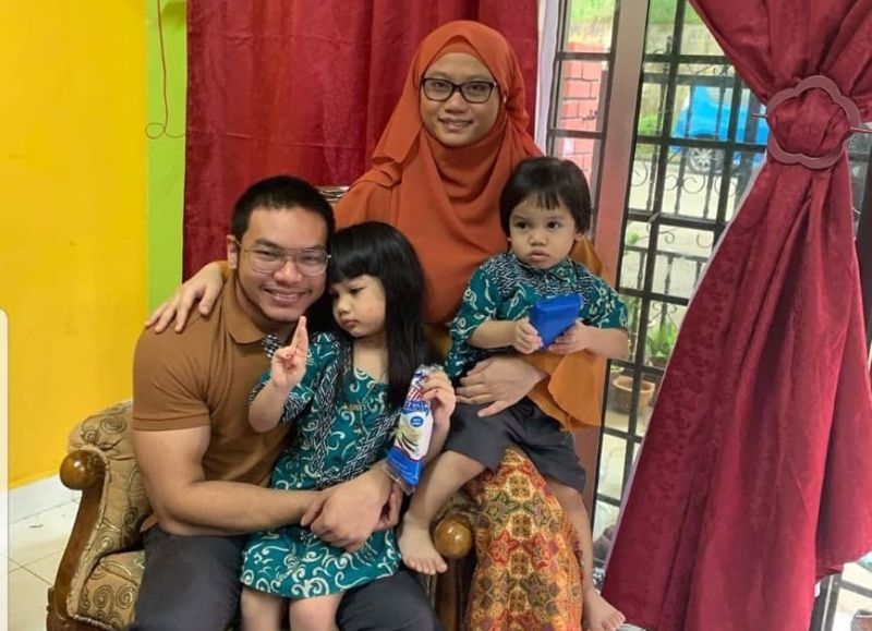 Ayez Shaukat Fonseka with his wife Najiyah A. Rahim and their children Nur Kaira Shaukat and Aeryan Shaukat.
