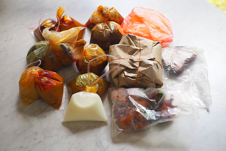 Your packed meal comes in various plastic bags that are tightly tied with rubber bands to prevent any spillage